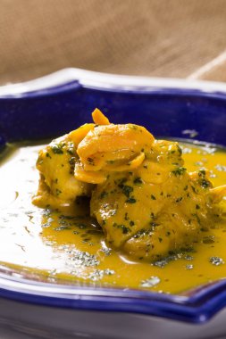 Ahşap bir masa üzerinde tavuk ile Pequi meyve. Frango com pequi.