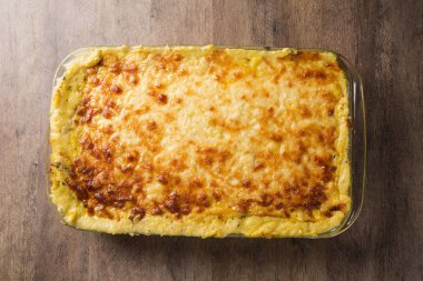 Bol patates graten jambon ve parmesan peyniri, krem ve del