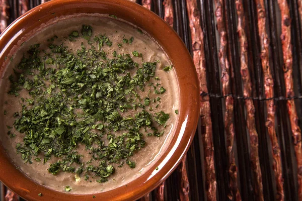 Kase ahşap masa arka plan üzerinde fasulye çorbası