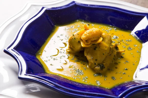 Ahşap bir masa üzerinde tavuk ile Pequi meyve. Frango com pequi.