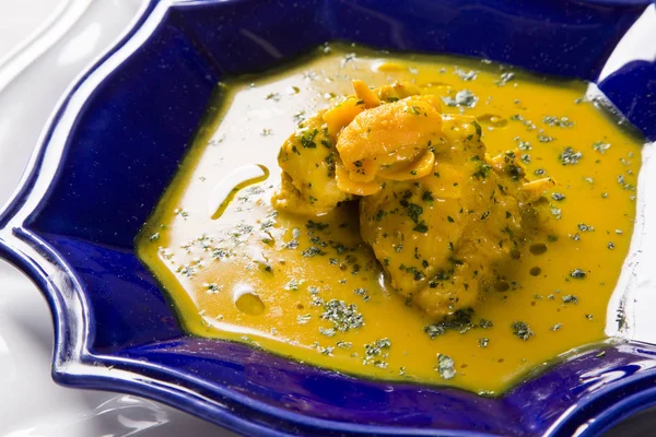 Ahşap bir masa üzerinde tavuk ile Pequi meyve. Frango com pequi.