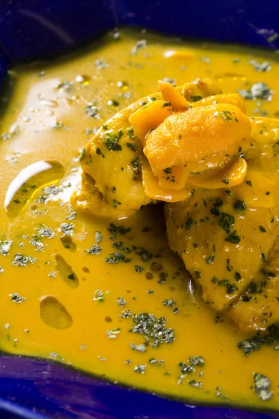 Ahşap bir masa üzerinde tavuk ile Pequi meyve. Frango com pequi.