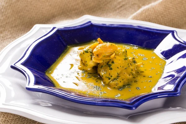 Ahşap bir masa üzerinde tavuk ile Pequi meyve. Frango com pequi.