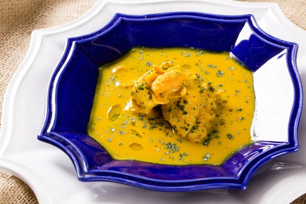 Ahşap bir masa üzerinde tavuk ile Pequi meyve. Frango com pequi.