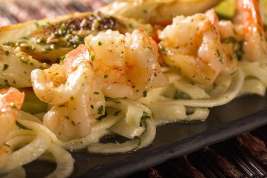 Karides, domates ve pupunha palm ile lezzetli makarna salatası