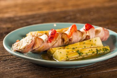 Pupunha pastırma ve palmito ile lezzetli tavuk ızgara