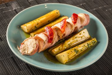 Pupunha pastırma ve palmito ile lezzetli tavuk ızgara