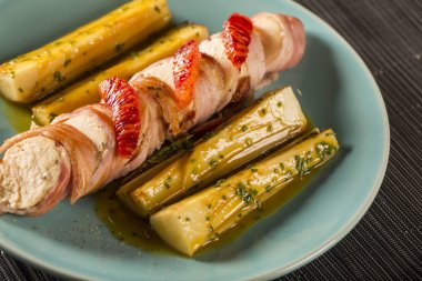 Pupunha pastırma ve palmito ile lezzetli tavuk ızgara