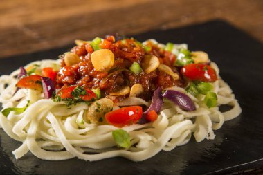 Karides, domates ve pupunha palm ile lezzetli makarna salatası