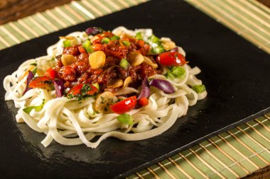 Karides, domates ve pupunha palm ile lezzetli makarna salatası