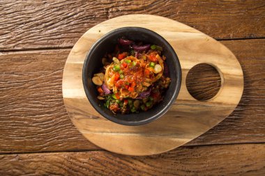 Karides, domates ve pupunha palm ile lezzetli makarna salatası