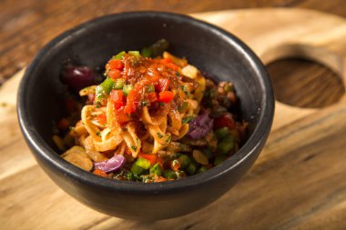 Karides, domates ve pupunha palm ile lezzetli makarna salatası