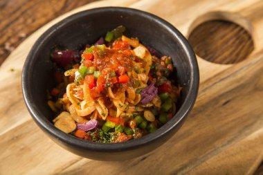 Karides, domates ve pupunha palm ile lezzetli makarna salatası