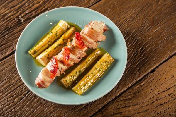 Pupunha pastırma ve palmito ile lezzetli tavuk ızgara