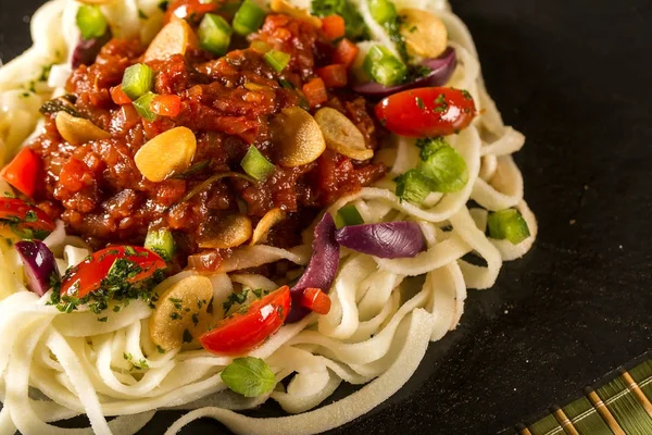 Deliziosa insalata di spaghetti con gamberetti, pomodoro e palma di pupunha — Foto Stock