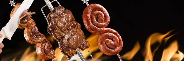 Picanha, salsicha e ancho tradicional churrasco brasileiro . — Fotografia de Stock