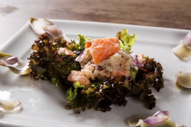 Somon ceviche, yengeç ve enginar salatası 