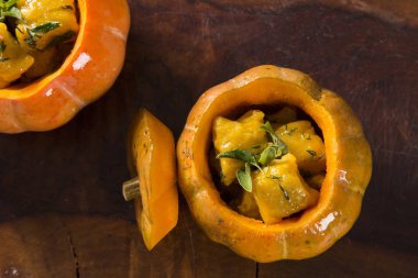 adaçayı yaprakları ve zeytin yağı, vegan ile lezzetli kabak gnocchi 