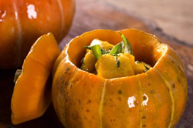 adaçayı yaprakları ve zeytin yağı, vegan ile lezzetli kabak gnocchi 