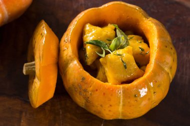 adaçayı yaprakları ve zeytin yağı, vegan ile lezzetli kabak gnocchi 