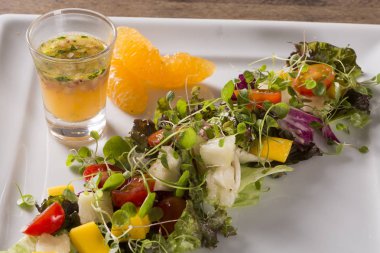 Taze sağlıklı sebze ve meyve salatası