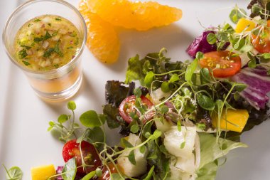 Taze sağlıklı sebze ve meyve salatası