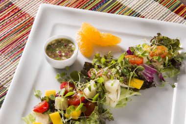 Taze sağlıklı sebze ve meyve salatası