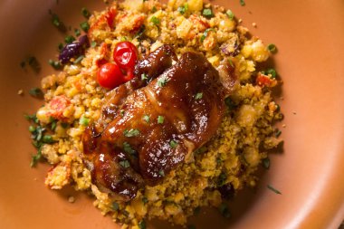 Izgara tavuk uyluk Mısır unu ve biber ile.