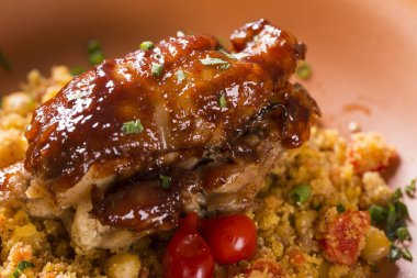 Izgara tavuk uyluk Mısır unu ve biber ile.