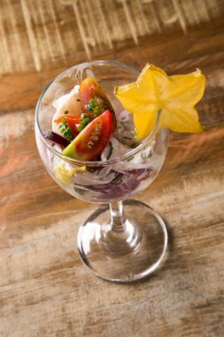 Ceviche. Perulu gıda. Çiğ balık limon suyu üzerinde Marine.