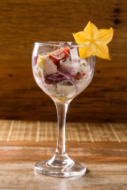 Ceviche. Perulu gıda. Çiğ balık limon suyu üzerinde Marine.