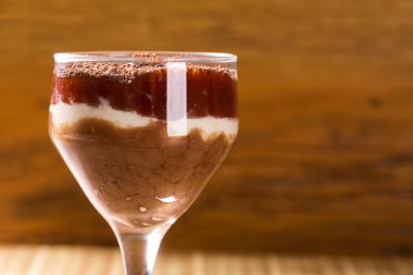 Fıstık ezmesi mus, krem peynir ile guava ve yarım bitter çikolata