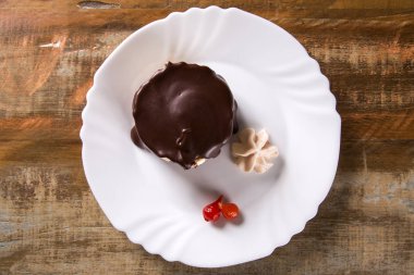 Peynirli kek çikolata sosu ve biber ile