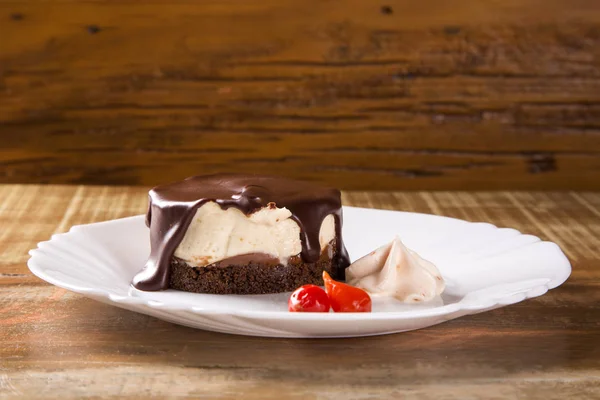 초콜릿 소스와 후추와 치즈 케이크 — 스톡 사진