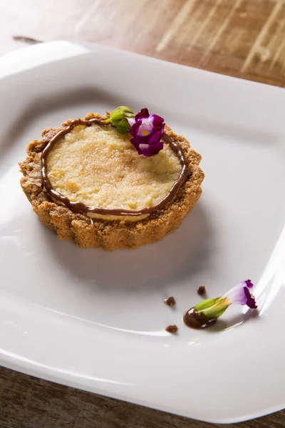 Bolo de queijo de milho com creme de avelã em uma placa branca . — Fotografia de Stock