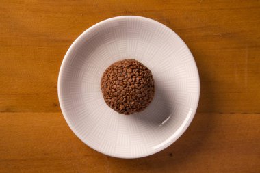 Geleneksel Brezilya tatlılar - brigadeiros - ahşap arka plan üzerinde