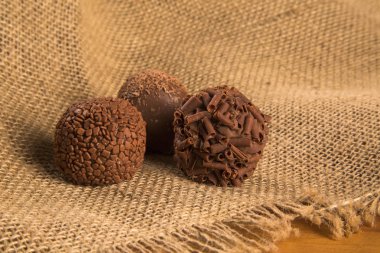 Geleneksel Brezilya tatlılar - brigadeiros - ahşap arka plan üzerinde