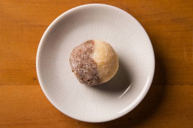 Geleneksel Brezilya tatlılar - brigadeiros - ahşap arka plan üzerinde