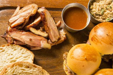 Sandviç kızartma ham ahşap arka plan ile. Yakın çekim.