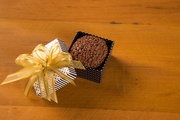 Geleneksel Brezilya tatlılar - brigadeiros - ahşap arka plan üzerinde