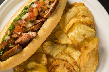 Sandviç kızartma ham ahşap arka plan ile. Yakın çekim.