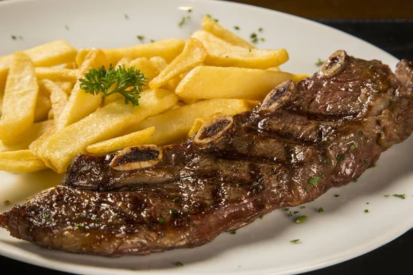 Grillet kjøtt med pommes frites – stockfoto