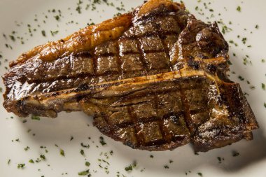 Beyaz tabakta prime kaburga.