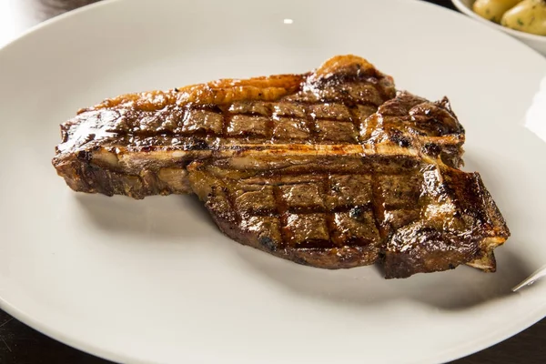 Primeras costillas en el plato blanco . — Foto de Stock