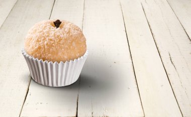 Beyaz ahşap zemin üzerinde geleneksel Brezilya tatlı. Beijinho