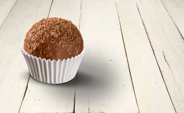 Brigadeiro brasileño tradicional sobre fondo de madera blanca —  Fotos de Stock