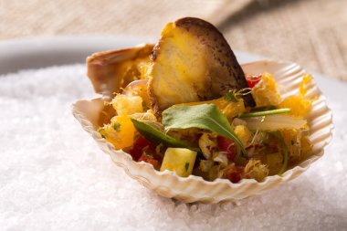 Kızarmış yumuşak Kabuk Yengeç Salatası