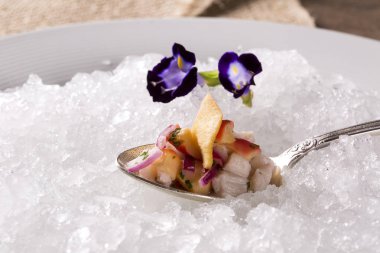 Ceviche plaka buz ile eski kaşık yılları arasında görev yapmıştır. Lezzetli.