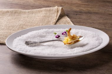 Tapyoka Hindistan cevizi pirinç ve gevrek kömür peynirli tava karides