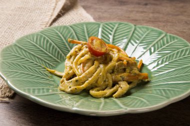 pupunha palm kalp spagetti ile Beşamel sos, shitake ve ikramederse sebze